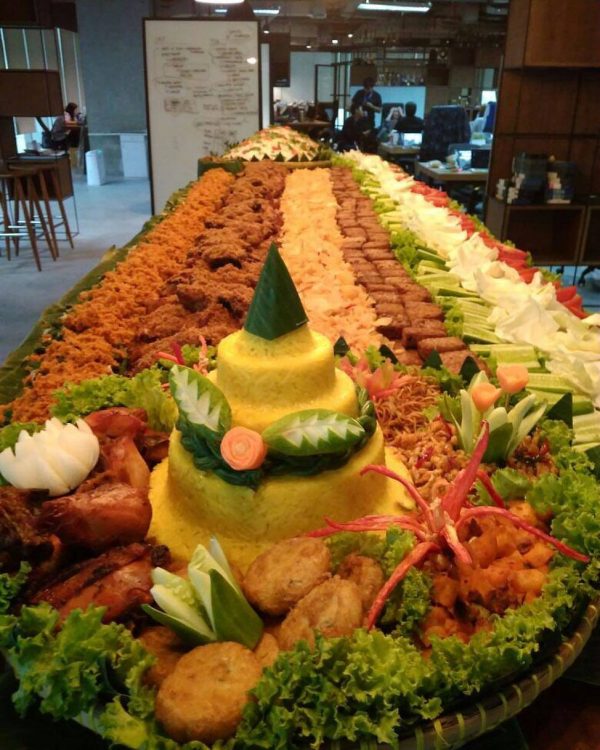 Nasi tumpeng katering